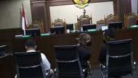 Nia Ramadhani dan Ardi Bakrie saat menjalani sidang dakwaan teFoto: Palevi/detikcom