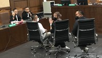 Potret keduanya menjalani sidang narkoba. Foto: Hanif/detikHOT