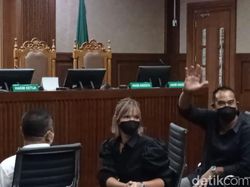 Penampilan Baru Nia Ramadhani di Sidang Perdana Narkoba