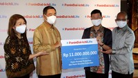 Presiden Direktur Panin Dai-ichi Life Fadjar Gunawan (kedua kiri) didampingi Head of Distribution and Training Bancassurance Hendrawati Subali (kiri), menyerahkan klaim tutup usia sebesar Rp 11 Miliar pada salah satu nasabahnya yang diterima Branch Manager Panin Bank KCU Senayan Haryanto D Buntoro (kedua kanan) sebagai perwakilan dari ahli waris disaksikan  Deputy Branch Manager Panin Bank KCU Senayan  M. Ridwan  di Jakarta, Kamis (2/12).   
