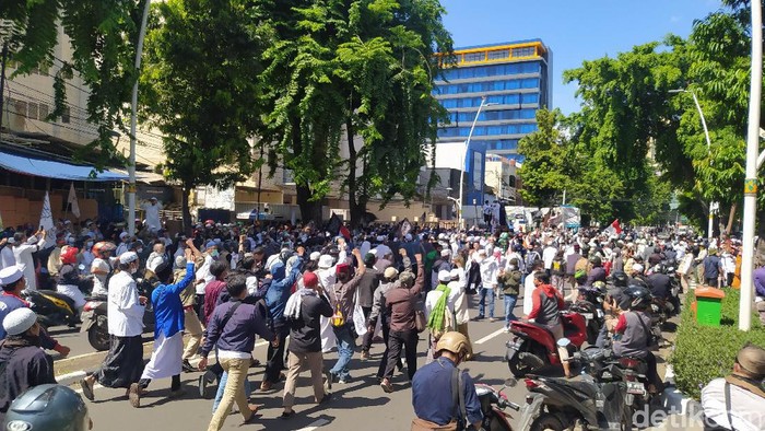 Panitia Reuni 212 Bacakan Pesan HRS, Massa Penuhi Jl Wahid Hasyim
