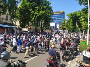 Saat Massa Reuni 212 di Wahid Hasyim Didorong ke Pasar Tanah Abang