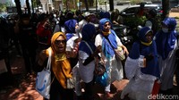 Saat ini, kawasan Sarinah yang sebelumnya menjadi titik kumpul telah sepi dari massa Reuni.