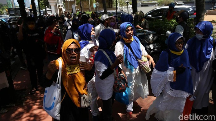 Pasukan bermotor gabungan TNI Polri membubarkan massa Reuni 212 di Jalan Thamrin, Jakarta Pusat, Kamis (2/12/2021). Mereka berpatroli menyisir jalan Abdul Mius hingga MH Thamrin guna meminta massa 212 membubarkan diri.