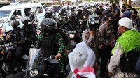 Pasukan bermotor TNI juga turut membantu membubarkan massa Reuni 212.