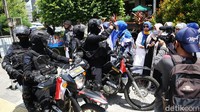 Massa dibubarkan karena kegiatan itu tidak mendapatkan izin dari Polri.