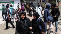 Pasukan bermotor Brimob terus memberikan interuksi kepada massa yang ditemui di sejumlah titik.