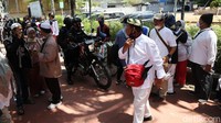 Massa pun mulai membubarkan diri setelah mendapat imbauan dari Polri.
