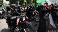 Dirlantas Polda Metro Jaya Kombes Sambodo Purnomo Yogo mengatakan kegiatan orasi yang massa Reuni 212 lalukan menghambat arus lalu lintas. 