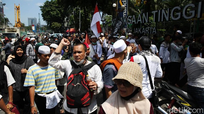 Pasukan bermotor gabungan TNI Polri membubarkan massa Reuni 212 di Jalan Thamrin, Jakarta Pusat, Kamis (2/12/2021). Mereka berpatroli menyisir jalan Abdul Mius hingga MH Thamrin guna meminta massa 212 membubarkan diri.