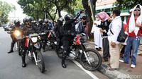 Brimob Polda Metro Jaya meminta massa membubarkan diri sekitar pukul 10.30 WIB.