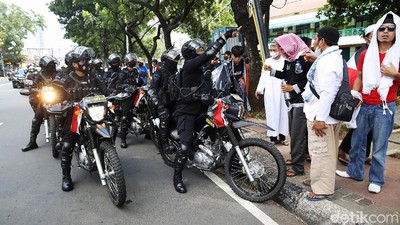 Brimob dan TNI Dorong Massa Reuni 212 ke Tanah Abang