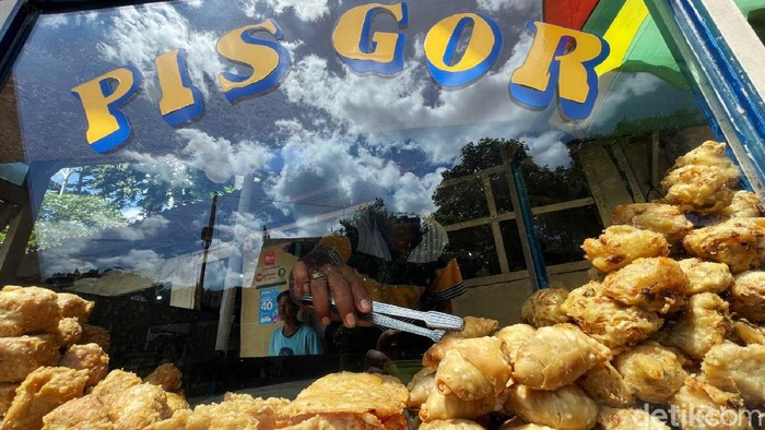 Pedagang Gorengan Coba Bertahan di Tengah Mahalnya Minyak Goreng Saat ini harga minyak goreng melambung tinggi. Meski terkena dampaknya, pedagang gorengan ini tetap bertahan dengan berjualan di kawasan Blok S, Jakarta.