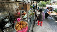 Berdasarkan Pusat Informasi Harga Pangan Strategis Nasional (PIHPS), harga minyak goreng nasional per 29 November 2021 tercatat Rp 18.750/kg, naik 29,76% year-to-date (ytd) dari awal tahun. Kenaikan harga minyak goreng dipengaruhi oleh kenaikan 3 jenis minyak goreng, yaitu, minyak goreng curah Rp 17.700/kg, naik 31.11% ytd, minyak goreng bermerek I Rp 19.200. naik 27,15% ytd dan minyak goreng bermerek II Rp 18.800, naik 30,10% ytd.