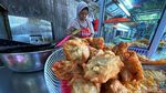 Pedagang Gorengan Coba Bertahan di Tengah Mahalnya Minyak Goreng