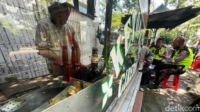 Saat ini harga minyak goreng melambung tinggi. Meski terkena dampaknya, pedagang gorengan ini tetap bertahan dengan berjualan di kawasan Blok S, Jakarta.