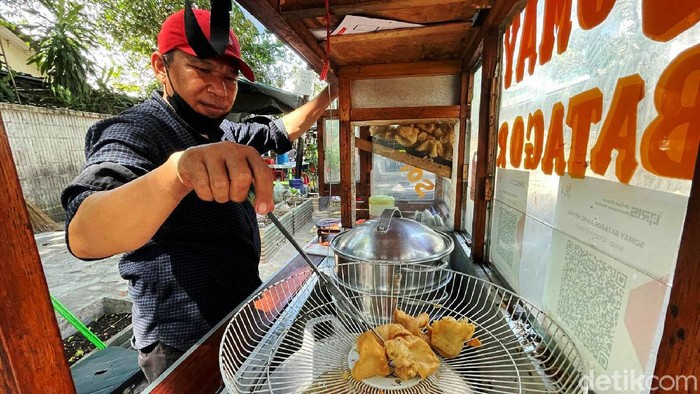 Saat ini harga minyak goreng melambung tinggi. Meski terkena dampaknya, pedagang gorengan ini tetap bertahan dengan berjualan di kawasan Blok S, Jakarta.
