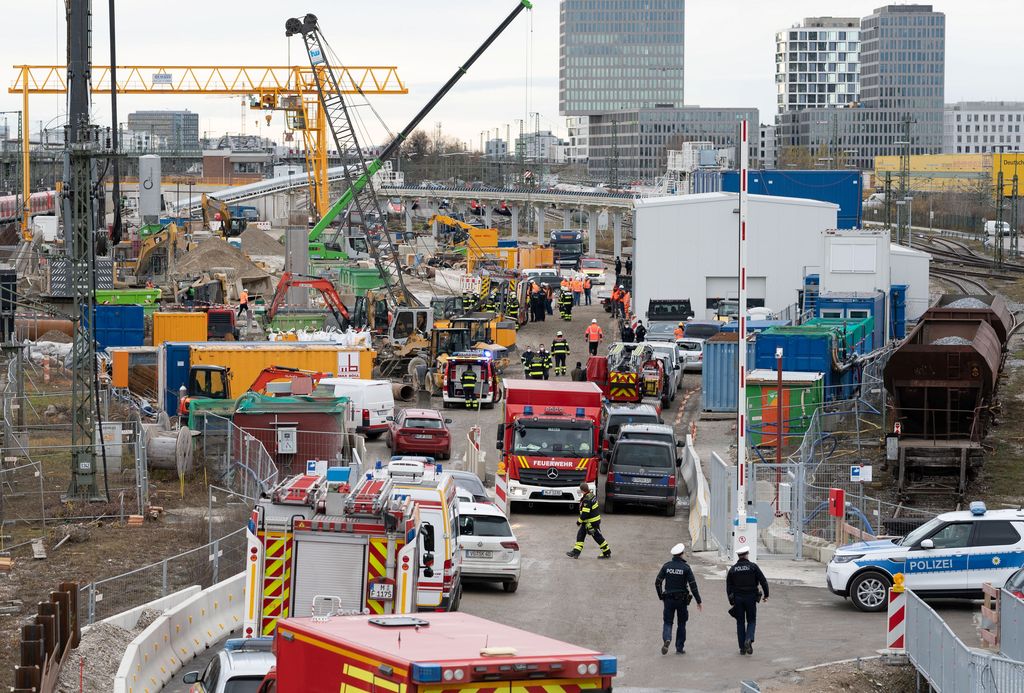 Pemadam kebakaran dan polisi bekerja di lokasi ledakan bom dekat stasiun kereta api utama di Munich, Jerman selatan, pada (1/12/2021). Menurut laporan media, empat orang terluka, salah satunya serius, saat Perang Kata Bom II meledak saat pekerjaan sedang berlangsung di lokasi konstruksi dekat dengan stasiun kereta api. (REUTERS/ANDREAS GEBERT)