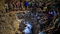 Penduduk desa berdiri di sekitar lubang tempat seekor gajah jantan liar dimakamkan, satu dari dua orang juga tewas ditabrak kereta api di Durung Pathar, di negara bagian Assam, India timur laut. Assam, yang memiliki sejarah konflik manusia-gajah, diperkirakan memiliki 5.000 gajah Asia liar.