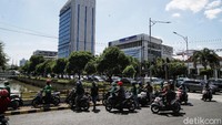 Sejumlah pegendara motor menerobos kawat berduri di Jalan Juanda Jakarta Pusat, Kamis (2/12).