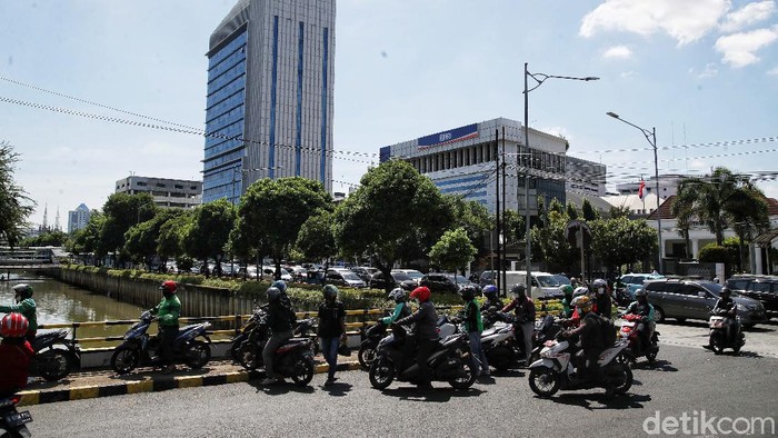 Sejumlah pegendara motor menerobos pembatas kawat duri di kawasan Jalan Juanda Jakarta Pusat, Kamis (2/12). Penutupan jalan untuk mengantisipasi kegiatan Reuni 212.