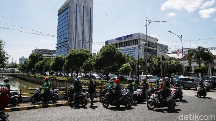 Pemotor Nekat Terobos Jalan yang Ditutup Kawat Duri Jelang Reuni 212 Sejumlah pegendara motor menerobos pembatas kawat duri di kawasan Jalan Juanda Jakarta Pusat, Kamis (2/12). Penutupan jalan untuk mengantisipasi kegiatan Reuni 212.