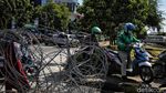 Pemotor Nekat Terobos Kawat Berduri di Kawasan Monas