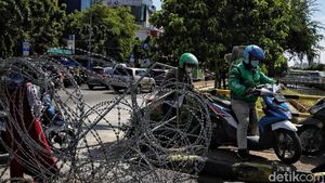 Pemotor Nekat Terobos Kawat Berduri di Kawasan Monas