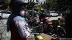 Pemotor Nekat Terobos Kawat Berduri di Kawasan Monas