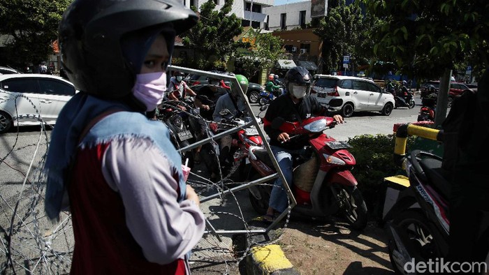 Sejumlah pegendara motor menerobos pembatas kawat duri di kawasan Jalan Juanda Jakarta Pusat, Kamis (2/12). Penutupan jalan untuk mengantisipasi kegiatan Reuni 212.