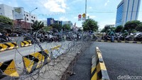Tetapi warga masih nekat menerobos kawat berduri agar akses lebih cepat.