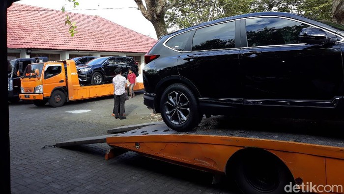 Penampakan mobil dinas baru pimpinan DPRD Bantul, Kamis (2/12/2021).
