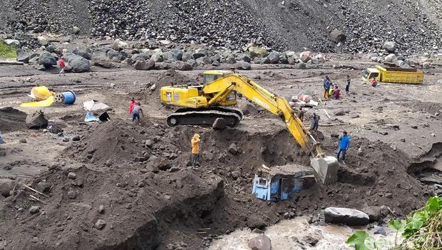 Penampakan peralatan hingga truk proyek Sabo Dam Merapi di Kabupaten Magelang yang terjebak banjir lahar hujan Gunung Merapi, Kamis (2/12/2021).