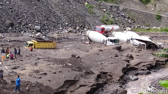 Penampakan peralatan hingga truk proyek Sabo Dam Merapi di Kabupaten Magelang yang terjebak banjir lahar hujan Gunung Merapi, Kamis (2/12/2021).