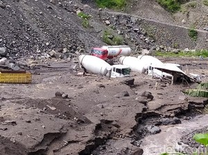 Truk Proyek Dam Magelang Tersapu Banjir Lahar Hujan Merapi, Begini Kondisinya