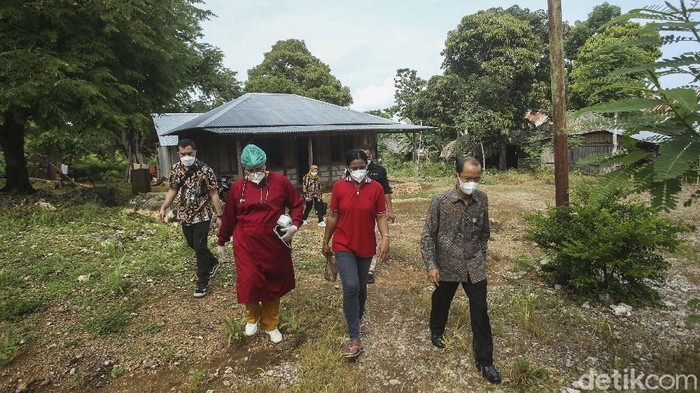 Dokter Gita Handayani Tarigan dan Pimpinan Wilayah Bulog NTT Asmal mendatangi satu persatu rumah lansia di Desa Bokong, Kupang, NTT, Kamis (2/12/2021).