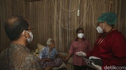 Bulog Peduli Gizi melakukan pemeriksaan kesehatan dari rumah ke rumah di Desa Bokong, Kupang. Program ini dilakukan untuk mencegah gizi buruk atau stunting.