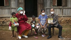 Bulog Peduli Gizi melakukan pemeriksaan kesehatan dari rumah ke rumah di Desa Bokong, Kupang. Program ini dilakukan untuk mencegah gizi buruk atau stunting.