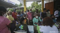 Selain melakukan pemeriksaan secara door to door Bulog juga membuka lokasi pengobatan gratis di Gereja Masehi Injili di Timor, Kupang, NTT.