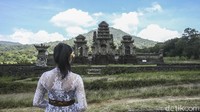 Di dekat danau ini juga ada kompleks pura yaitu Pura Dalem Tamblingan, Pura Endek, Pura Sang Hyang Kawuh, Pura Gubug, Pura Naga Loka, Pura Embang, dan lain-lain.   