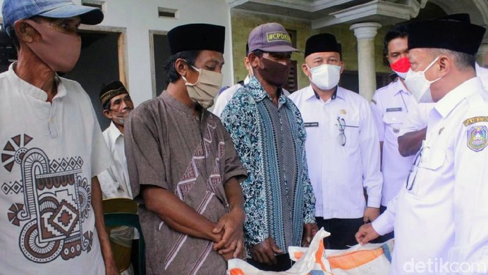 petani di situbondo dapat pupuk gratis