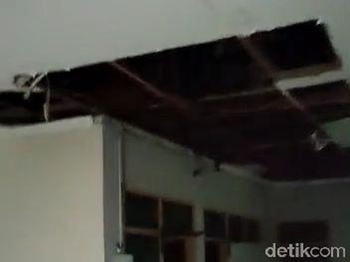 plafon gedung dprd bojonegoro ambrol