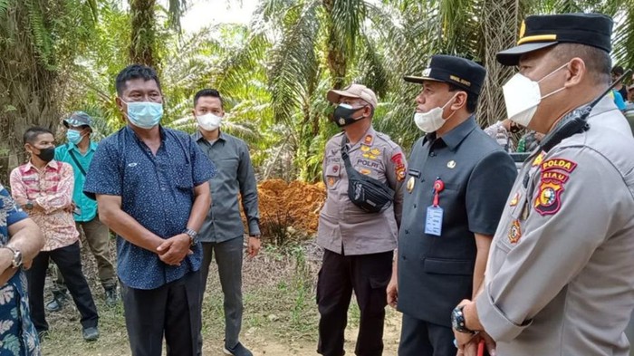Plt Bupati Suhardiman Amby saat mengunjungi lokasi konflik dan bertemu warga. (dok. Istimewa)