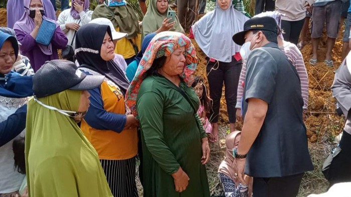 Plt Bupati Suhardiman Amby saat mengunjungi lokasi konflik dan bertemu warga. (dok. Istimewa)