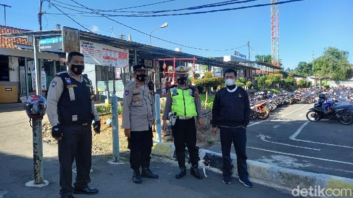 Polisi Berjaga di Stasiun Tangerang