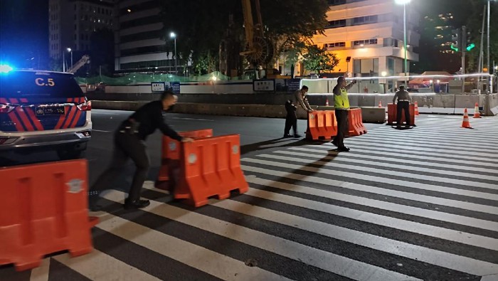 Mengantisipasi Reuni 212, polisi menutup jalan menuju MH Thamrin menuju Patung Kuda dan Monas. Penutupan jalan menggunakan water barrier dan kawat berduri, Kamis (2/12/2021) malam.