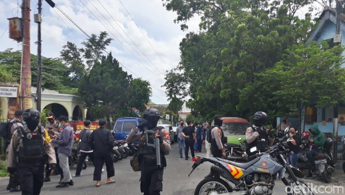 Polisi Sekat Plaza Manahan, Massa 212 Solo Pindah ke Kartopuran, Kamis (2/12/2021).