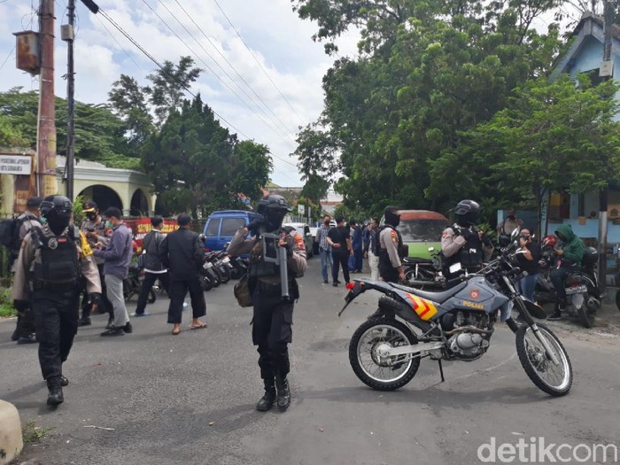 Polisi Sekat Plaza Manahan, Massa 212 Solo Pindah ke Kartopuran, Kamis (2/12/2021).