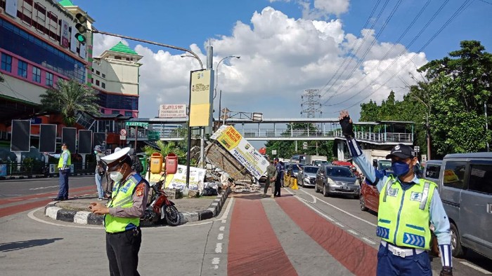 Pos Lantas PGC hancur usai ditabrak bus TransJ