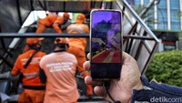 Dia hanya mengatakan proses evakuasi bus TransJakarta yang menabrak Pos Lantas di lokasi saat ini tengah berlangsung.